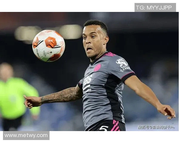 足球巨星告别赛场 多年辉煌终结足坛传奇的新篇章