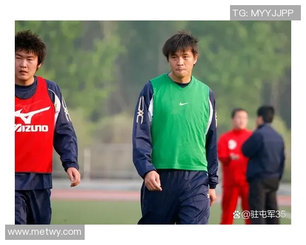 绿头发足球球星闪耀赛场展现个性魅力引发球迷热烈关注